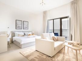 Elegant Studio apartment in Yas Golf collection with Balcony and Free parking l Near Yas water world & Ferrari World & Warner brothers, golfh&oacute;tel &iacute; Ab&uacute; Dab&iacute;