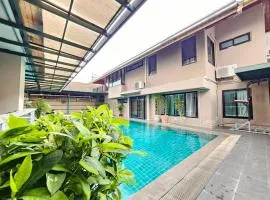 Baan Tanwa - MRT Ratchadapisek Exit 1 or 2