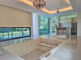 Cozy home surrounded by nature near town 15 min, hotel in Chiang Mai