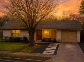 Family Holiday Retreat is Here- Yard, Fire Pit, Cloudy Beds, SoCO Eats and Shop