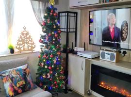 61 St Andrew's 3 bedroom Cozy Caravan near Edinburgh Seton Sands Holiday Village, hotel v destinaci Port Seton