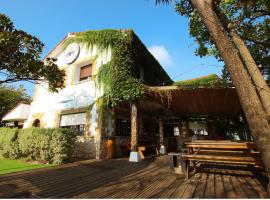 Latas Surf House, готель у місті Сомо