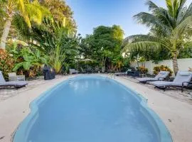 1 Mi to Beach Sunny Lantana Cottage with Pool!