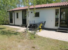 Heitje 166, chalet i Den Burg