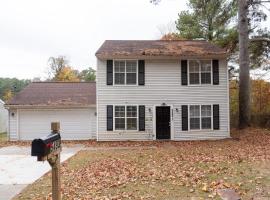 Charming 3 Bedroom Home in Clayton County, Hotel in Park Place South