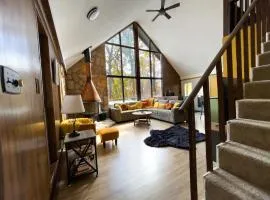 Chalet w Hot Tub Fireplace Grill FirePit & Wifi