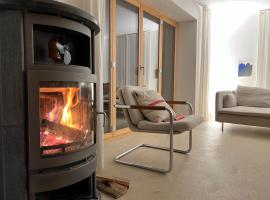 Stylish Jura house for 10 guests, villa en Grandval