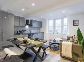 Stylish Central 3BR 2 En-suites Sleeps 6