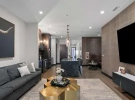French's Luxury Condo - Steps from Broadway