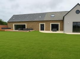 Gîte avec piscine intérieure jacuzzi et cinéma, hotel a Oisseau