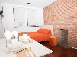 West Village Escape - Steps from Subway Cafes