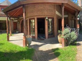 CHALET ENTRE PINOS IDEAL PARA 4 HUESPEDEs, hotel in Costa del Este