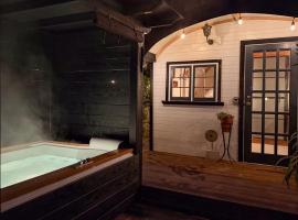 The Cabana Luxury Award Winning Tiny Home with Hot Tub and Private Garden 2 mins Walk to Ryde Beach, hotel in Ryde