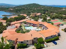 Residence with swimming pool in Costa Serena just 700 mt from the sea