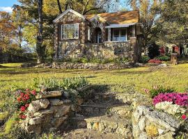 Historic Stone Cottage by River with Fire Pit, hotel u gradu 'Hardy'