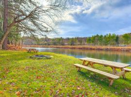 Ludlow Ski Cabin 2 Mi to Ski Parking, hotel v destinaci Tyson