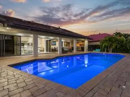Sunshine, Serenity & a Heated Pool Escape for All-Day Fun - Modern Vibes Villa - Roelens