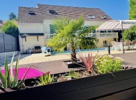 Appartement indépendant dans maison avec piscine privée, hôtel à Boissy-lʼAillerie
