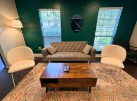 Cozy 3BR HomeYard, WiFi, Sleeps 10