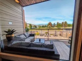 Downtown Retreat Walkable, LAKE & Mountain VIEWS