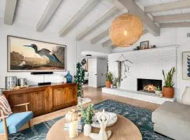 The Wild Blue House - Hot Tub & Close to Joshua Tree & Pioneertown
