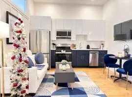 Sunny 1B1B Apt with full kitchen, Walk to Convention Center