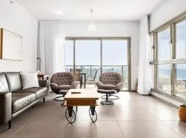 Stunning 4BR Penthouse with Balcony & Sea Views