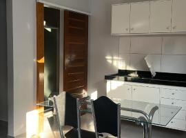 Apto Completo - 100m da Av Weyne Cavalcante, Centr, hotel v destinaci Canaã dos Carajás