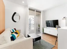 New Luxurious, Spacious Studio With Parking