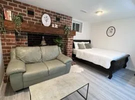 Modern Newly-Renovated Suite Free Parking pet friendly