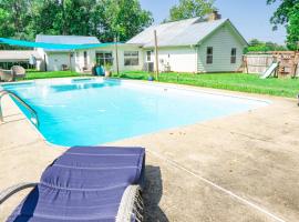 3BR Country Retreat with Pool, Gazebo and Play, hotel v destinaci Crestview