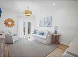 Quiet Harbor Condo-Private Balcony-Relaxing Stay, hotel v mestu Pass Christian