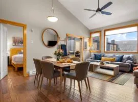 3BR Luxury Top Floor Condo with Great views