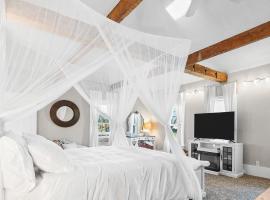 Luxurious 1875 centrally located Canton Akron home, expansive primary & sunset view, hotel in Uniontown