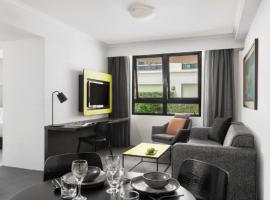 Opulent one bedroom apartment in parramatta.، فندق في سيدني