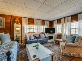 New England Hideaway on Historic 1859 Estate!、Limerickのホテル