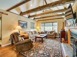 5 Mi to Mt Snow West Dover Getaway with Hot Tub, ξενοδοχείο σε Brattleboro