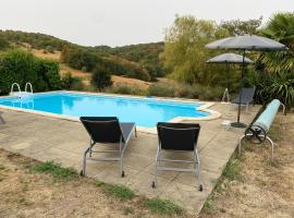 Gîte la Tanière classé 3 étoiles avec terrasse et piscine, Hotel in La Bachellerie