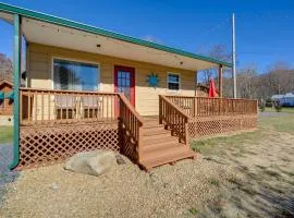 Less Than half Mi to Damascus Town Park Cozy Cabin with Deck