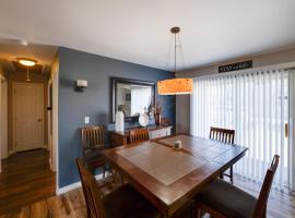 Walk to Dtwn Milton Spacious Family Home with Yard, hotel v destinaci Milton