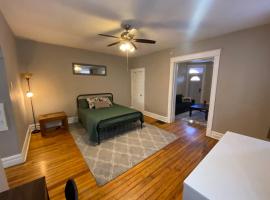 Viesnīca Pet Friendly 1BR St Louis Apartment w Laundry Yard pilsētā Sentluisa
