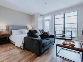 Studio near Forest Park with Pool & Workspace