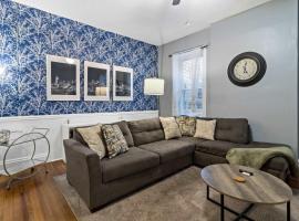 Pet-Friendly 2BR Apt w Office & Roku Free Parking in STL – hotel w mieście Saint Louis