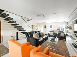 4-Bed House Sleeps 12 Games Room and Garden