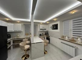 Luksusowa Ekskluzywna willa z sauną,siłownią dużym ekskluzywnym salonem na wyłączność eksluzywny duży dom 2 poziomy-dom nowoczesny styl elegancki 3 łazienki , sypialnia,salon, 2 duże garaże POMYSŁ NA JESIENNO ZIMOWY WYJAZD wolne terminy !!, ξενοδοχείο σε Żołynia