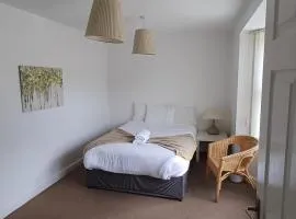 The Green House Durham Large Family & Contractor Stay Sleeps 12 with Ample Parking