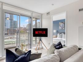 Modern 3BR Condo Heart of Entertainment District, hotel in Toronto