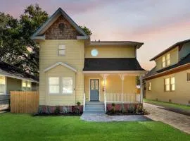 6 Bedroom with Guest House Walk to Lake & Shops