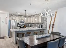 Unbeatable Location, Sleeps 4, 1 min walk to Ski & Bike Access, Shared Hot Tub, Walk to Main Street