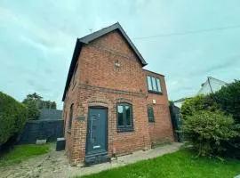 3BR Home, Driveway Parking, 1GB WiFi